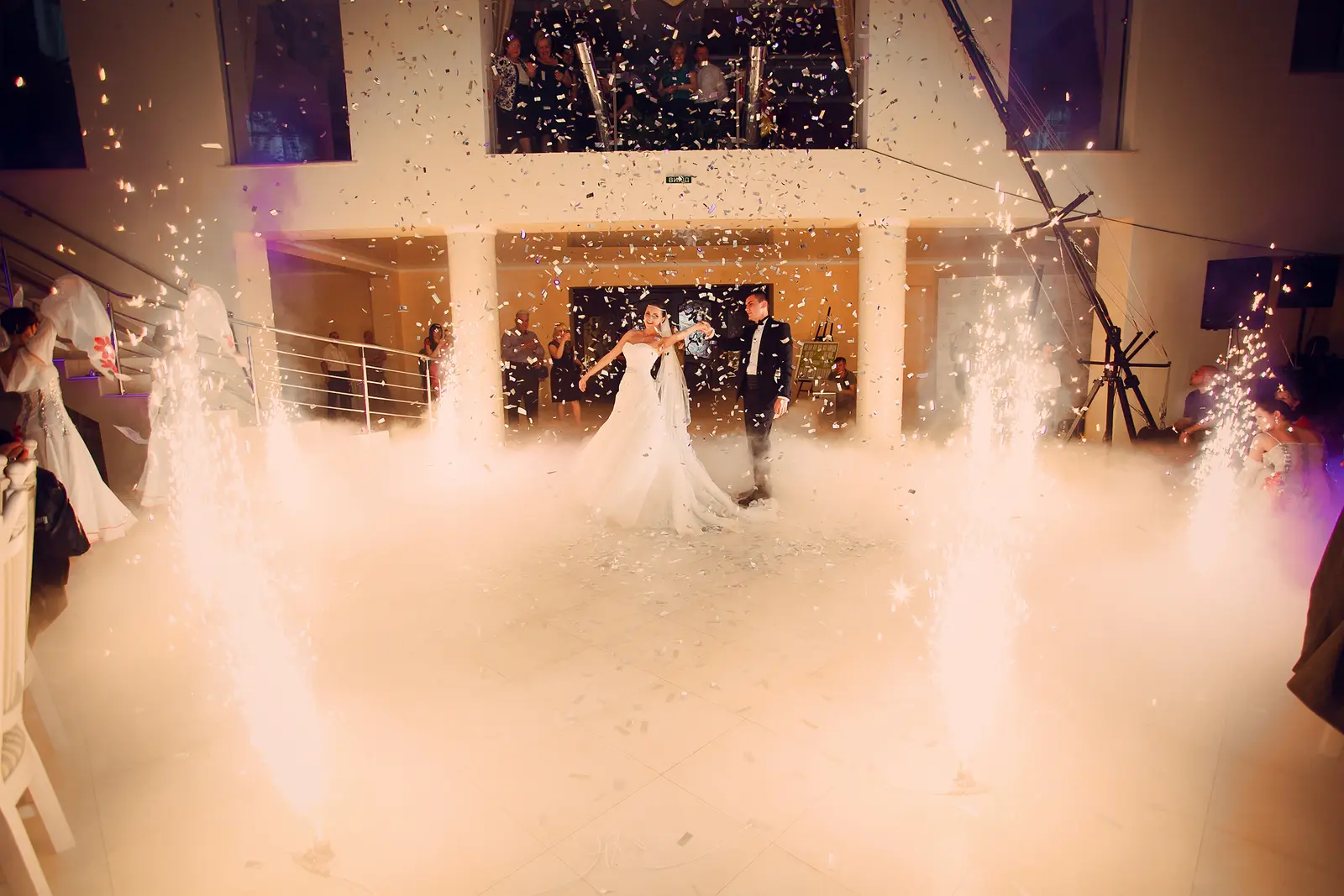Pareja bailando en pista de baile durante su boda