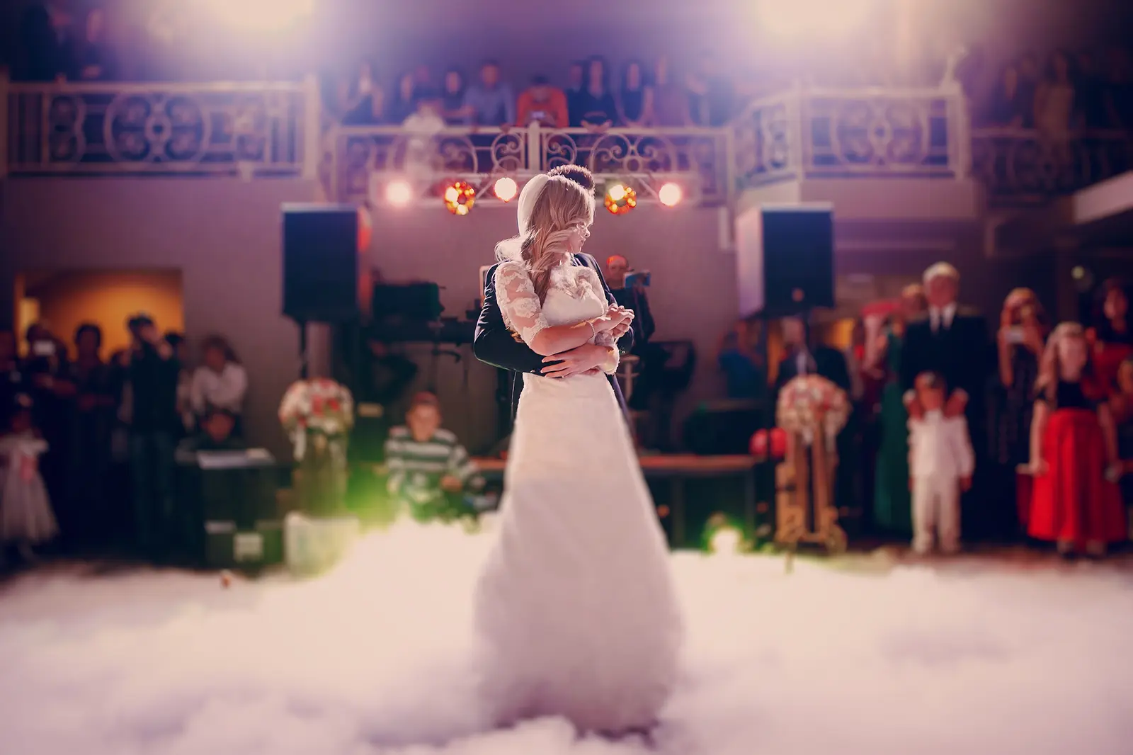 Pareja abrazándose durante su primer baile de boda